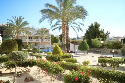 Image de Appartement au rez-de-chaussée avec piscine et jardins à proximité des commodités locales et de la plage