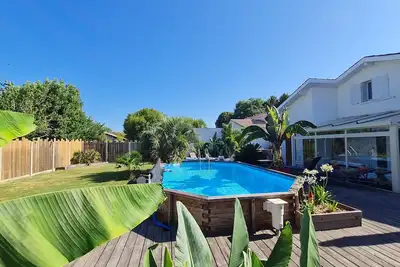 Image de Maison climatisé, avec piscine et jacuzzi