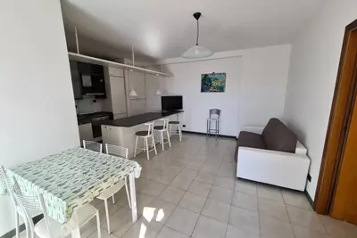 Image de à la mer, grandes et confortables, les voitures et la place de la forêt de pins