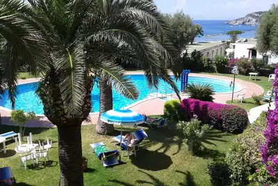 Image de se détendre dans le vert près de la mer et du centre de Forio
