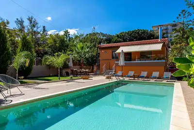 Image de Villa avec piscine privée 10m x 4m, wi-fi, barbecue, à seulement 50m de la plage