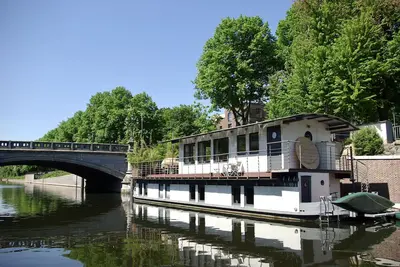Image de Péniche dans le centre de Hambourg au lieu d'une maison individuelle avec jardin directement sur l'eau