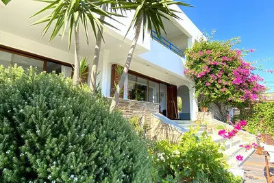Image de Villa avec accès direct à la plage dans une baie pittoresque.