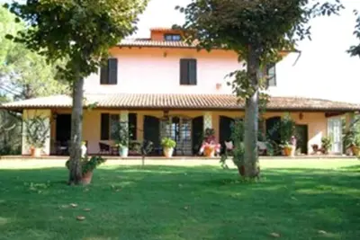 Image de Villa sur les collines dans la baie en face de l'île d'Elbe