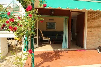 Image de Jolie terrasse avec un jardin idyllique