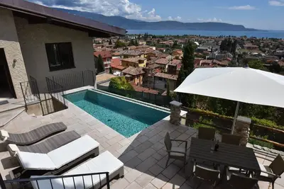 Image de Villa avec vue sur les toits de Maderno avec piscine, sauna et une vue sensationnelle! !