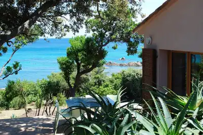 Image de Corse du sud, bord de mer, les pieds dans l'eau, terrain arboré, 10pers.