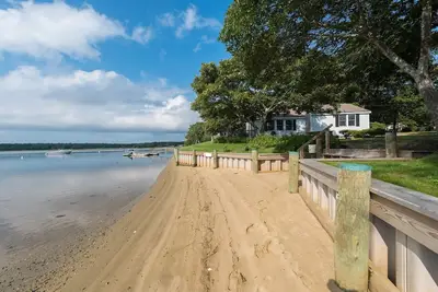 Image de Bord de l'eau, plage familiale privée et quai. Couchers de soleil incroyables!