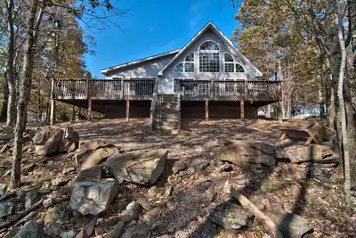 Image de Décorée avec goût, vue sur la montagne, retraite familiale et boisée, salle de jeux