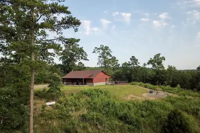 Image de Hilltop Getaway: Chalet de luxe sur 3 acres près de Broken Bow - 10 Kayaks inclus!