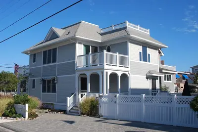Image de Beach Haven, 4 chambres avec piscine. Promenade rapide à Bay Village