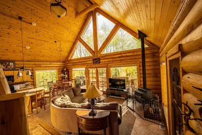 Image de Cabane de luxe en rondins. Asseyez-vous dans votre propre bosquet de 2 acres