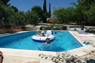 Image de T3 avec piscine entre Aix et la CÔTE bleue
