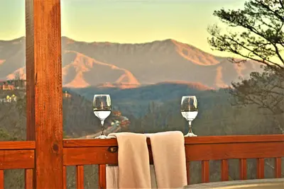 Image de Retraite de montagne nouvellement construit! Belles vues, deux suites king, bain à remous, Wi-Fi