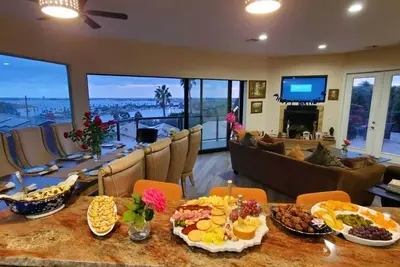 Image de Baie panoramique et vue sur l'océan dans une maison nouvellement construite!