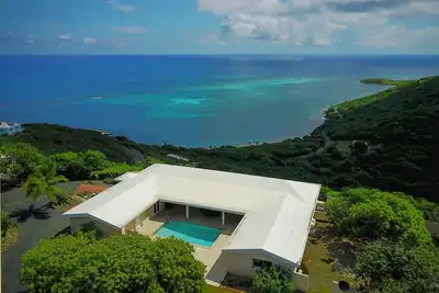Image de East End Overlook, 3 Acre Ridgetop Estate avec des vues Dual Shore