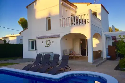 Image de Belle villa individuelle sur un terrain privé sécurisé avec piscine