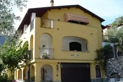 Image de maison de cerise Ă 18 km de San Remo. .