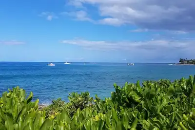 Image de Beach House sur la pittoresque plage de Makaha avec accès Wifi haut débit gratuit et parking sur place