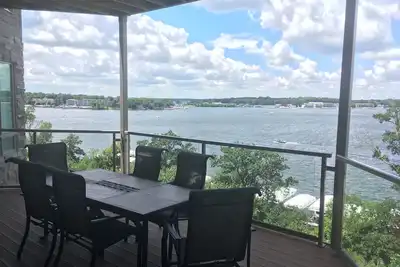 Image de Superbes vues! Unité d'extrémité au troisième étage - Stationnement intérieur!