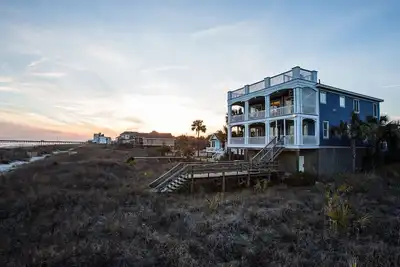 Image de La détente en bord de mer à son meilleur! Magnifique 5 chambres / 5. 5Bath 3 pâtés de maisons de la jetée