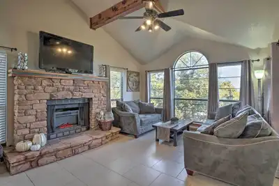 Image de Spicewood Home avec vue sur le lac Travis! . . Famille et animaux acceptés. . . 10 personnes!