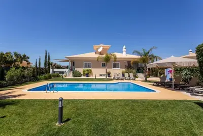 Image de spacieuse villa 5 Ch, piscine chauffée, prés de la mer, pour 10 personnes