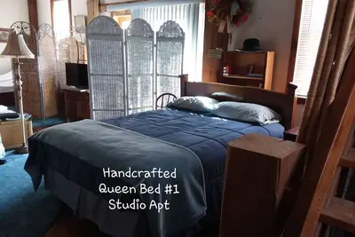 Image de Détendez-vous au-dessus de la rivière sur le balcon du Studio Apartment. Construction à ossature bois