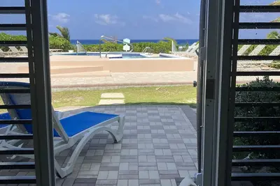 Image de Le Harvey Nicole: Beautiful Ocean Front Condo Grand Cayman