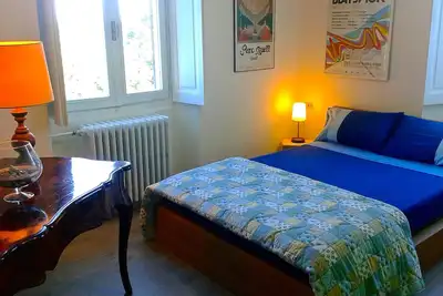 Image de Grande chambre double avec vue sur le lac, terrasse ensoleillée, grand jardin, petit déjeuner inclus