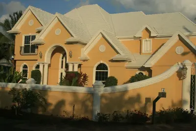 Image de Luxueux Château-Piscine 4br, Familial, près de Spotts Beach & Heart of Cayman