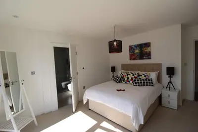 Image de Chambre de luxe moderne 2 chambres 2 salles de bain Appartement avec vue sur la rivière à Canary Wharf