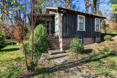 Image de Lingerlong Cottage au centre-ville de Brevard.