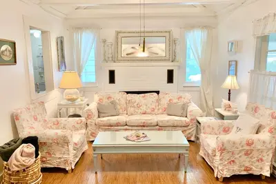 Image de Cozy Lakeside Cottage. . . . avec plage privée!