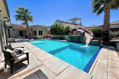 Image de Terrain de sport couvert! Grande piscine! 4 Master Suites! ! !