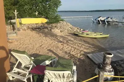 Image de Crystal Lake Cottage w / incroyable privé Sandy Beach et Sandy Lake Bottom!