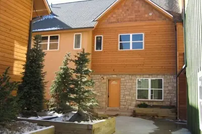 Image de Charmant condo de 2 chambres. Super emplacement à Frisco! 2 stationnements intérieurs!