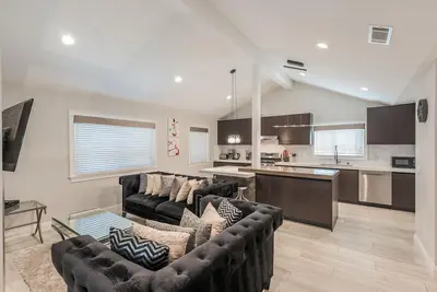 Image de Condo supérieur de cinq chambres et quatre salles de bain près de la plage avec climatisation!