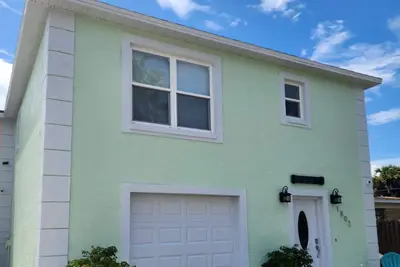 Image de The Salty Pelican Beach House, à seulement 100 mètres de l'océan Atlantique! <br>