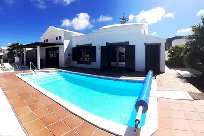 Image de Villa mitoyenne, piscine chauffée, Sky Tv, Tv satellite, jardin, wifi, barbecue.
