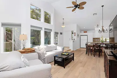 Image de Perfect Beach House - distance de marche de la plage et de la ville et climatisation! !