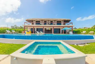 Image de Casa Gemelos est une luxueuse maison de vacances en bord de mer à l'extrémité sud d'Isla