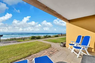 Image de Rez-de-chaussée sur la plage ~ Service de plage gratuit ~ Piscine chauffée