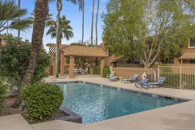 Image de Stunner de l'hĂ´pital Mayo! Scottsdale Townhome 3 chambres avec garage! Super endroit!