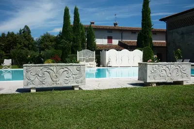 Image de Ferme entourée de verdure avec parc et piscine dans une intimité absolue
