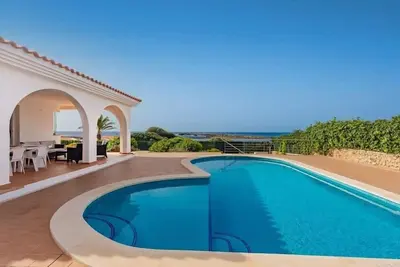 Image de Villa près du village de Binibeca, premier niveau et première ligne de mer, piscine à salade, climatisée