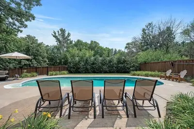Image de Retraite de 6 chambres parfaite pour les grands groupes avec piscine chauffée