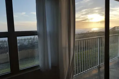Image de Incroyable Ocean Beach Front! ! 1er étage 3Bedrm 3Bath! Pas d'escalier! Niveau du sol!