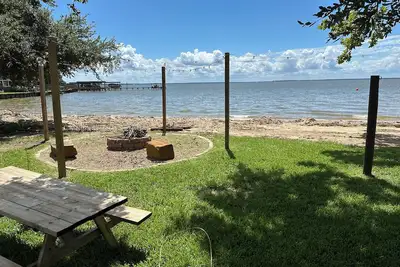 Image de Waterfront Cottage avec votre propre plage de sable et vue imprenable sur le lac
