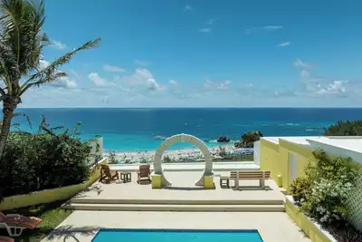Image de Maison de luxe avec vue imprenable sur la plage de Horseshoe Bay sur le terrain de l'hôtel Fairmont